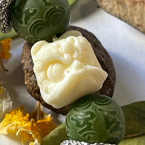 Bodhi Seed Ivory Fruit Dancing Lion Om Mani Padme Hum Engraved Peace Bracelet - Picture 4 of 6